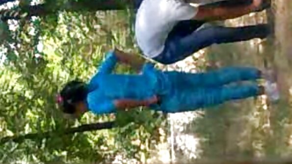 স্বর্ণকেশী বনবিড়াল তার তরুণ প্রেমিক দ্বারা প্রতিদিন ধ্বংস গ্রামের মেয়েদের চুদাচুদি হয়ে যায়