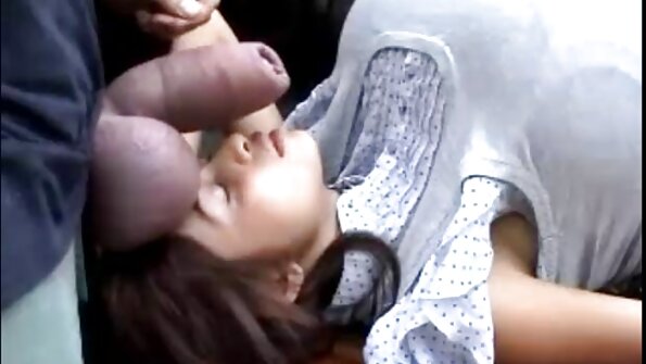 এমআইএলএফ বড় জগ এবং পিছন দিয়ে চুদাচুদি xnxx স্নান করে এবং দর্শকদের সাথে কথা বলে