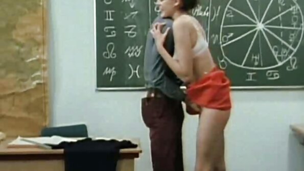 চমত্কার স্বর্ণকেশী পালঙ্কে stepdaddy এর pecker অশ্বারোহণ করছে আরবি চুদাচুদি