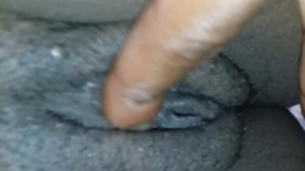 একটি busty milf চেয়ারে একটি সত্যিই বাংলা ছবির চুদাচুদি বড় খুঁটি ধূমপান করছে