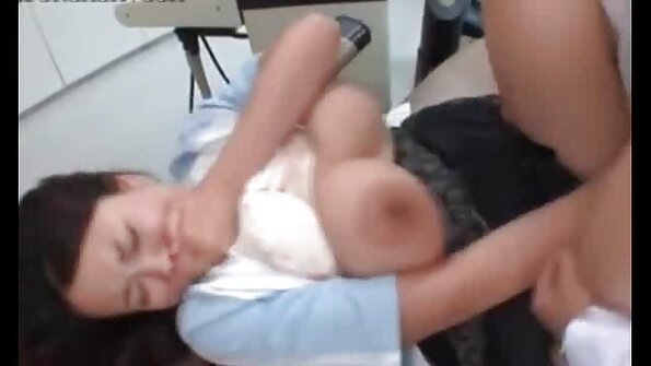 একটি স্বর্ণকেশী চুদাচুদি বাংলা গান পাশ থেকে সোফায় খুব কঠিনভাবে চুদছে