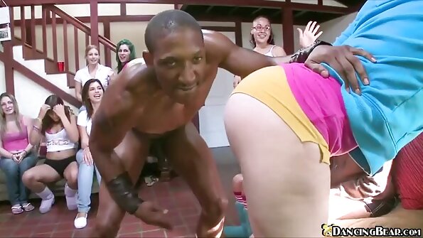 একটি চতুর মেয়ে একটি চুদাচুদি ভিডিও দেখাও বড় pecker দ্বারা ধাক্কা তার পা খোলে