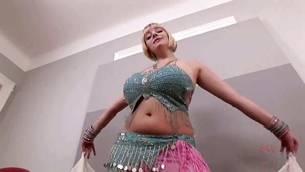 পর্নস্টার বোকার মতো প্রেমিকের সাথে ঘুরে বেড়ায়, কল্পনাও করতে পারে না পার্কে চুদাচুদি